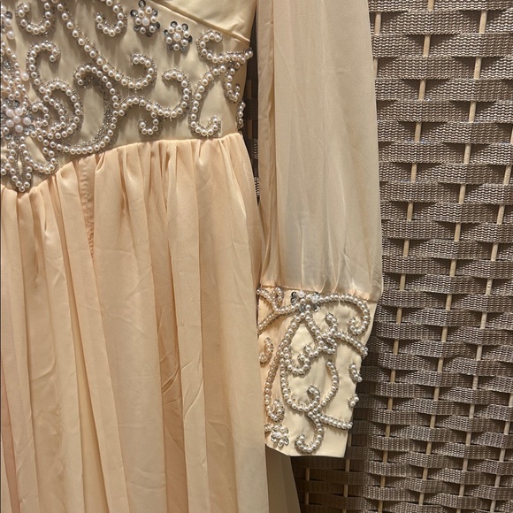 Elegant Cream Gown with Embellished Bodice - Picture 3 of 7